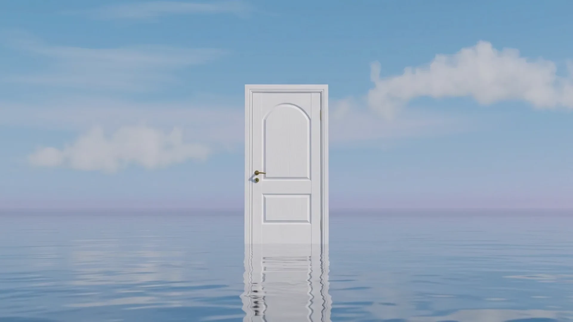 Una puerta abierta sobre el mar en calma